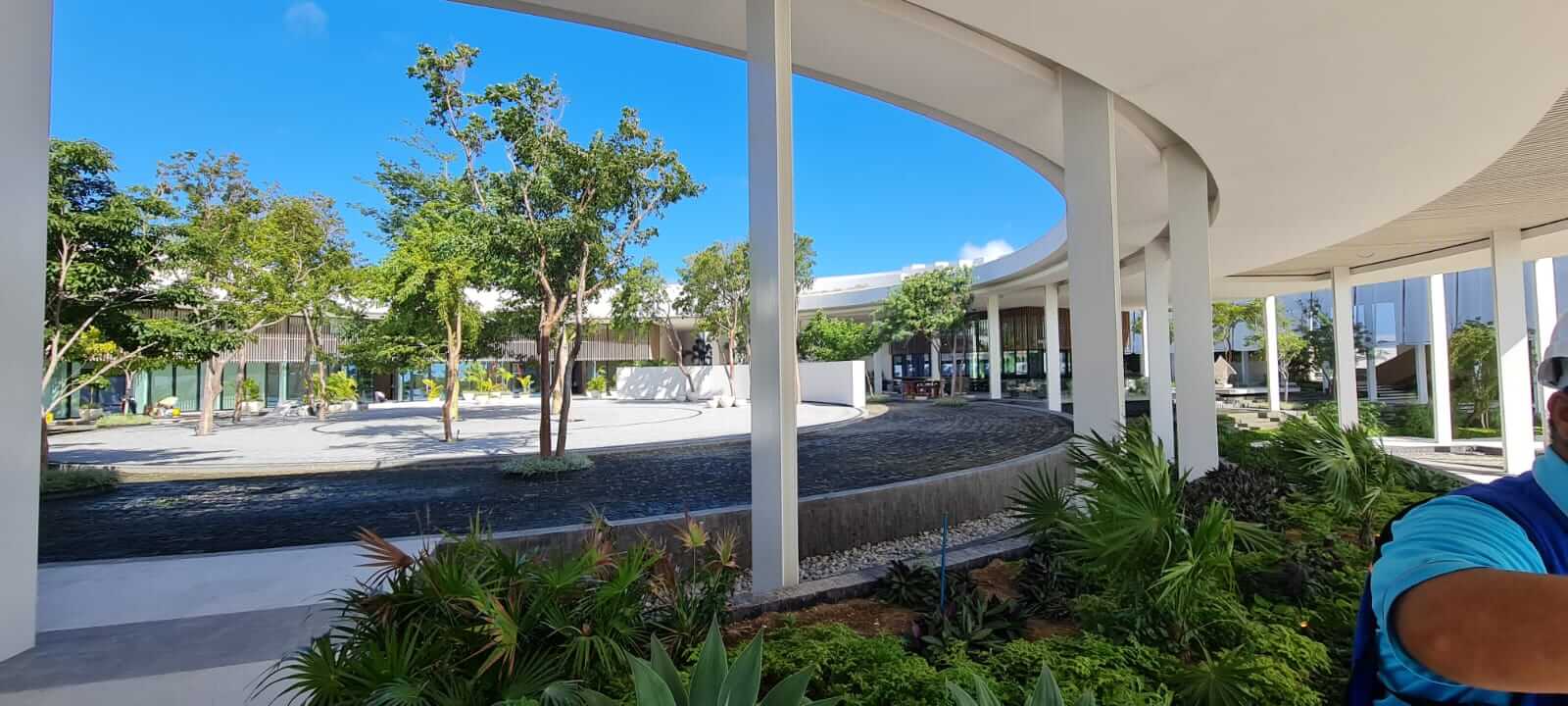 Las columnas de acero estructural adyacentes a un patio en el resort St. Regis Kanai en México están protegidas por un material ignífugo intumescente.